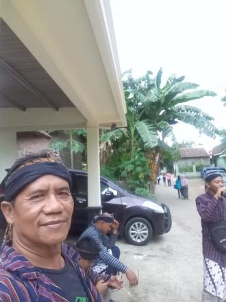 Pengelola Parkir Pasar Kebon Empring Tampil Beda dengan Lurik dan Ikat Kepala