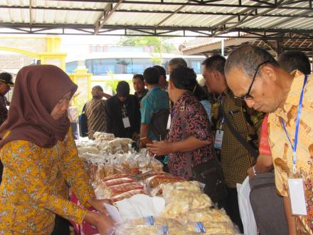 Emping Gecek Laris Manis Diborong Peserta Studi Banding