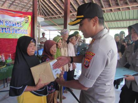 AKBP Wachyu Tri Budi S., SIK Serahkan Langsung Paket Sembako dalam Polres Bantul Peduli