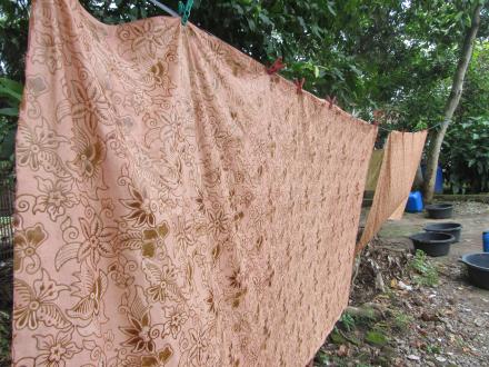 Pengembangan Industri Kreatif Melalui Pelatihan Anggota Rumah Produksi Batik Sekar Sari  